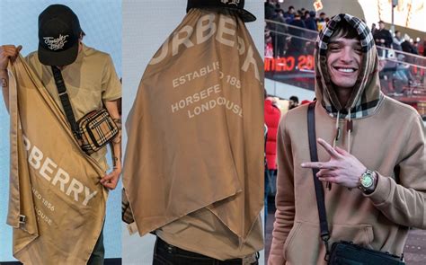kinvin rondal con la camisa burberry